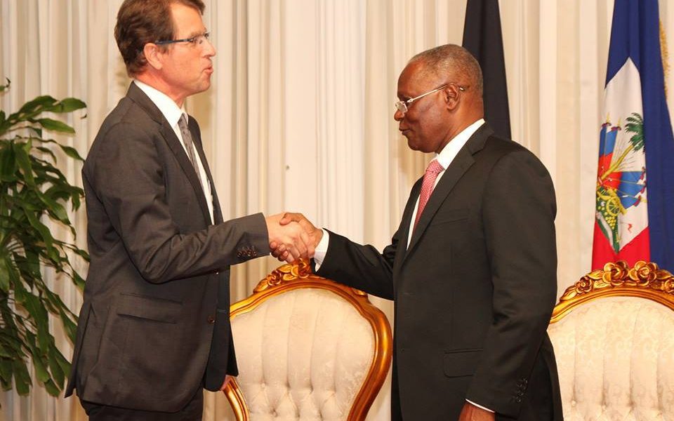  L’ambassadeur Auster remet ses lettres de créance au président haïtien
