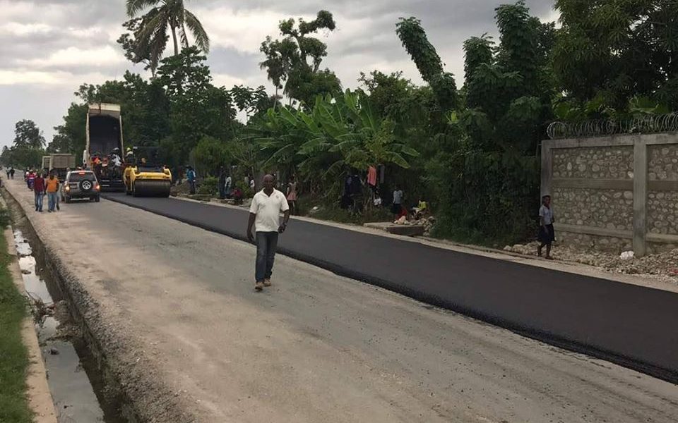  Haïti: début des travaux d’asphaltage de Carrefour Méridien à Dubreuil